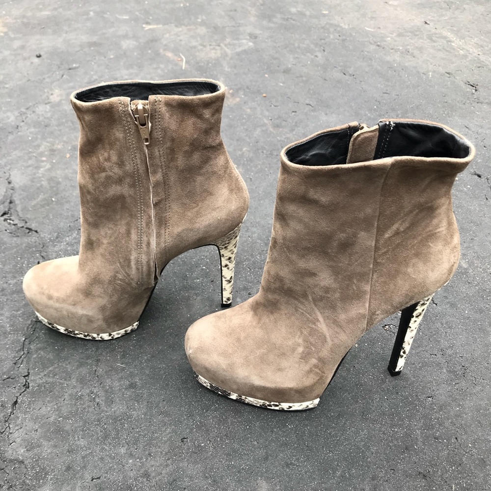 Pour La Victoire Vilkova Suede Pumps